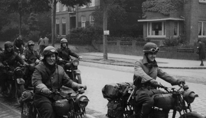 Britse soldaten op de motor 1944