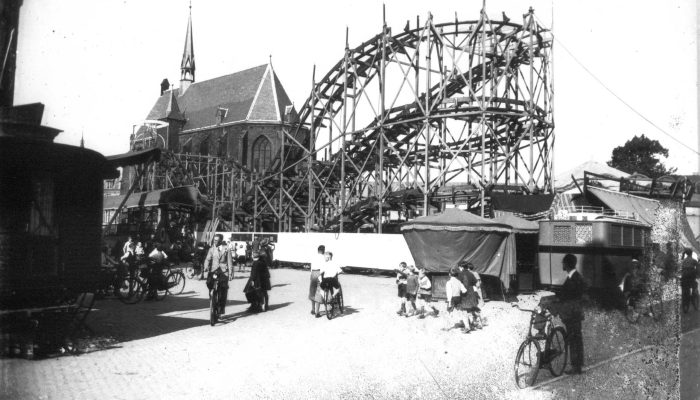 De achtbaan tijdens de kermis. Links de Mariënburgkapel. 1935-1940