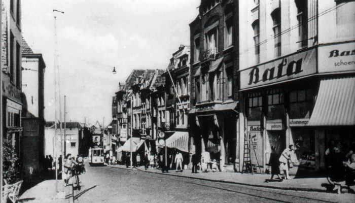 Gezien vanaf de Grote Markt richting westen met tram. 1944-1946