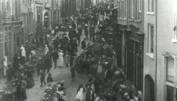Helling richting het Oosten vanaf de Ganzenheuvel naar de Kannenmarkt tijdens een groentenmarkt die hierheen is verplaatst gedurende de kermis, 1890