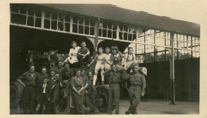 _Netty Moor, meisje Bolscher, M. Dekkers en T. Dekkers met Engelse soldaten 1945